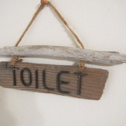 【流木】流木板と錆番線文字のトイレ（TOILET）サインプレートD 3枚目の画像