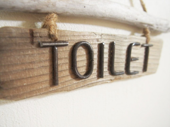 【流木】流木板と錆番線文字のトイレ（TOILET）サインプレートD 4枚目の画像
