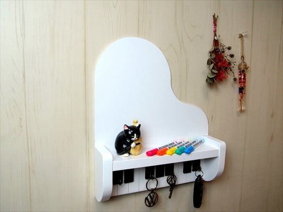 白いピアノ型のホワイトボード＆キーフック　鍵掛 1枚目の画像