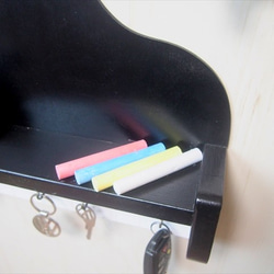 黒いピアノ型の黒板＆キーフック　鍵掛 4枚目の画像