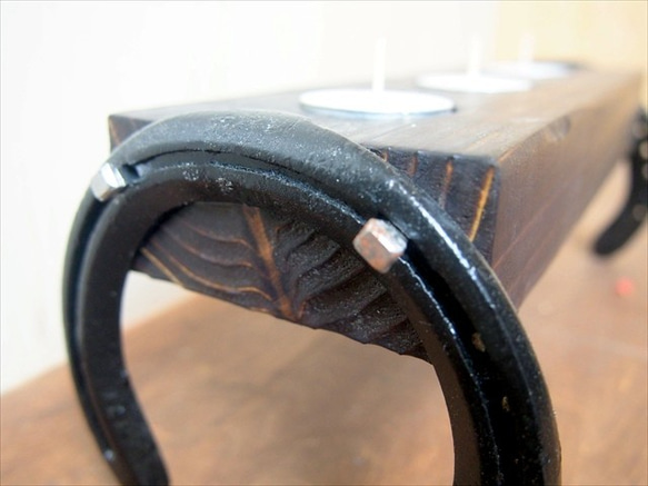 蹄鉄脚の木製3穴キャンドルホルダー　立体感のある木目仕上げ 2枚目の画像