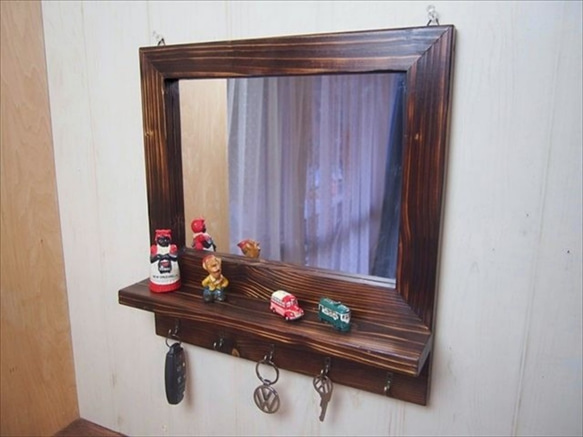 【ミラー・鏡】玄関鏡　壁掛けキーフック付ミラー　立体感のある木目仕上げ【受注製作】 1枚目の画像