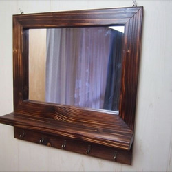 【ミラー・鏡】玄関鏡　壁掛けキーフック付ミラー　立体感のある木目仕上げ【受注製作】 2枚目の画像