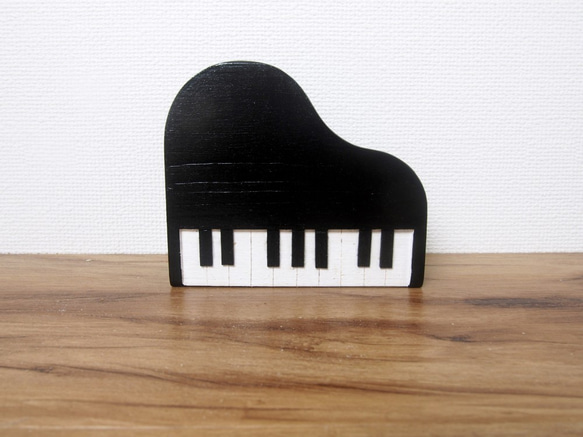 受注製作【スマホスタンド】ピアノ型の可愛いスマホ置き 1枚目の画像
