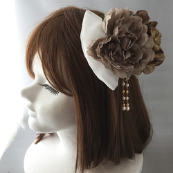 花の髪飾り　ヘッドドレス　アンティークゴールドピオニー×白リボン　結婚式 パーティー お呼ばれ　1865-PW 2枚目の画像