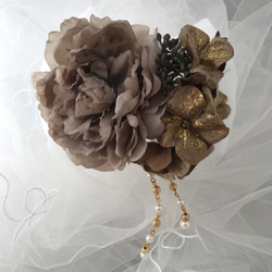花の髪飾り　ヘッドドレス　アンティークゴールドピオニー×白リボン　結婚式 パーティー お呼ばれ　1865-PW 3枚目の画像