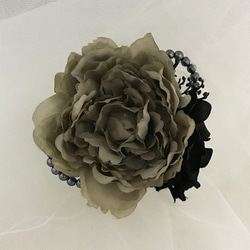 花のコサージュ　アンティークピオニー×ブラックパール 1枚目の画像