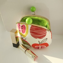 (販売終了)(USAコットン)大きなあめ玉 キッチンのりんごと調味料のがま口 ポーチ 3枚目の画像