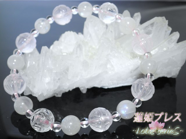 【蓮のように気高く美しく☆】ムーンストーンの蓮姫ブレス恋愛の運気アップ！ムーンストーンと蓮を使用した天然石ブレスレット