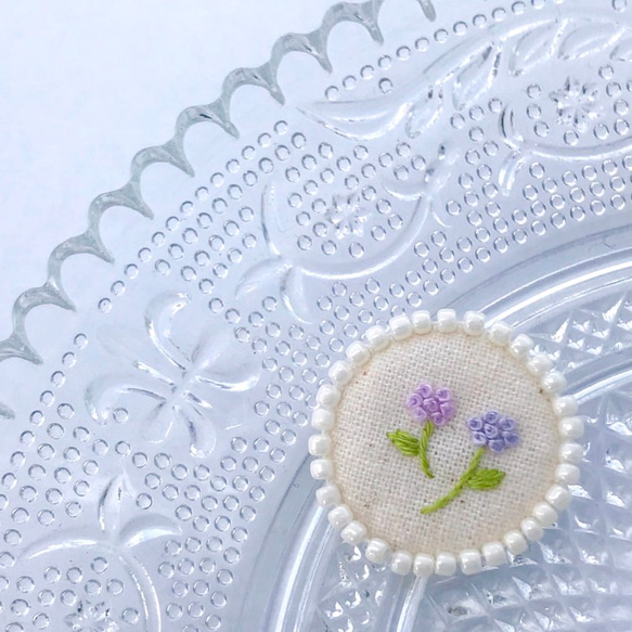 紫のお花の春色刺繍ブローチ＊1点もの 1枚目の画像