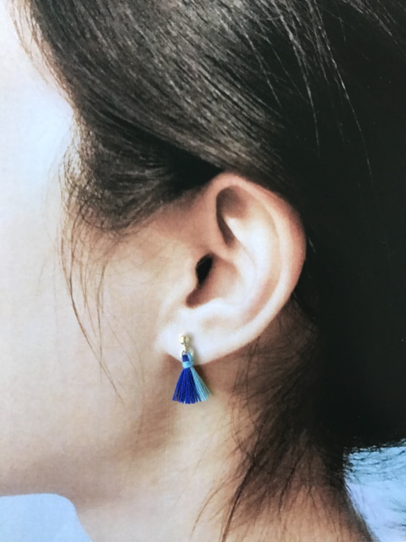 手工雙色迷你流蘇系列---925純銀簡約氣質耳環---深藍＋淺藍 第2張的照片