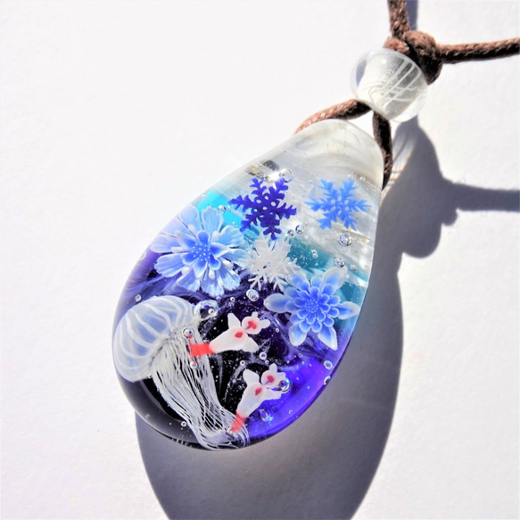 《クリオネとクラゲ》ペンダント　ガラス　とんぼ玉　クラゲ　クリオネ　雪の結晶 3枚目の画像