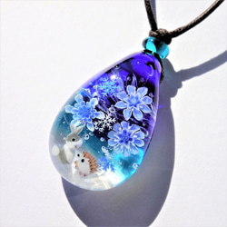 《雪降る夜に～氷華》ペンダント　ガラス　とんぼ玉　雪の結晶　うさぎ　ハリネズミ 3枚目の画像