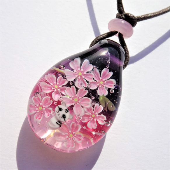 《夜桜とねこ》ペンダント　ガラス　とんぼ玉　桜　ネコ　 3枚目の画像