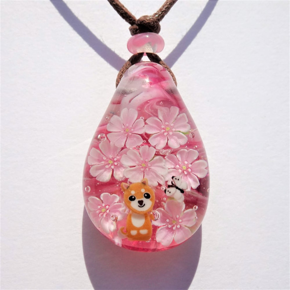《桜と柴犬》ペンダント　ガラス　とんぼ玉　桜　犬　ちょうちょ 2枚目の画像