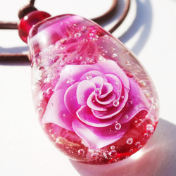 《ピンクサファイアローズ》　ガラス　とんぼ玉　ペンダント　薔薇 5枚目の画像