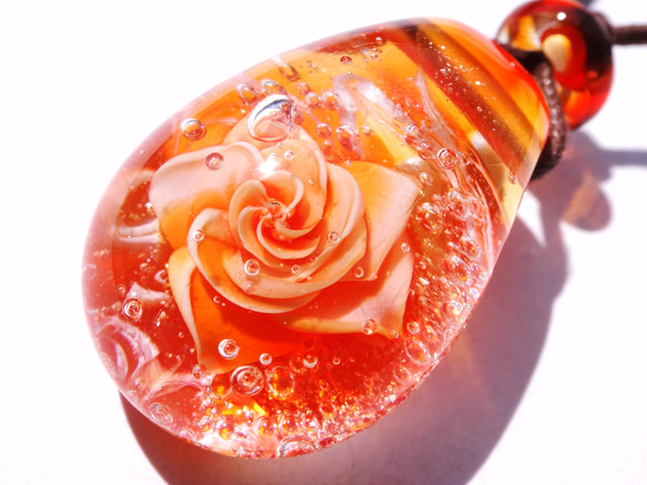 《オレンジサファイアローズ》　ガラス　とんぼ玉ペンダント　薔薇 1枚目の画像