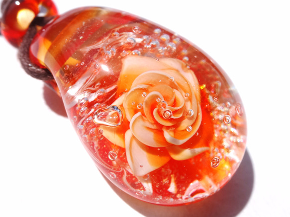 《オレンジサファイアローズ》　ガラス　とんぼ玉ペンダント　薔薇 3枚目の画像
