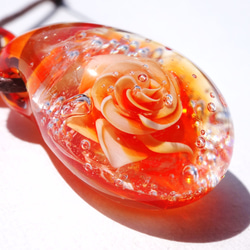 《オレンジサファイアローズ》　ガラス　とんぼ玉ペンダント　薔薇 4枚目の画像