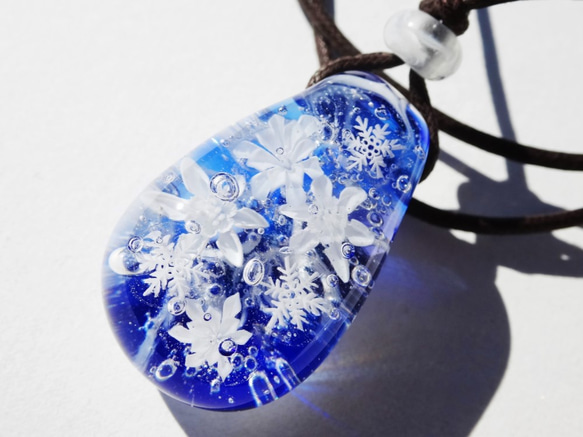 《雪華～雪の結晶》　ペンダント　ガラス　とんぼ玉　雪 5枚目の画像