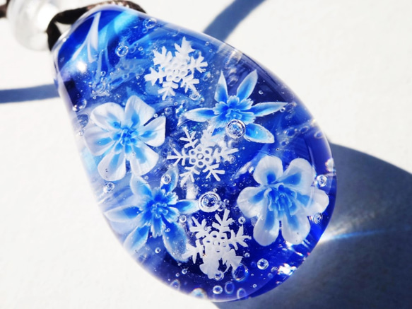 《氷華～雪の結晶》　ペンダント　ガラス　とんぼ玉　雪の結晶 1枚目の画像
