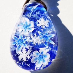 《氷華～雪の結晶》　ペンダント　ガラス　とんぼ玉　雪の結晶 2枚目の画像