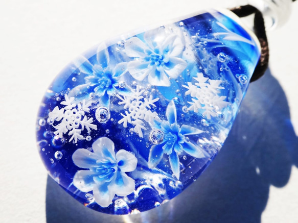 《氷華～雪の結晶》　ペンダント　ガラス　とんぼ玉　雪の結晶 3枚目の画像