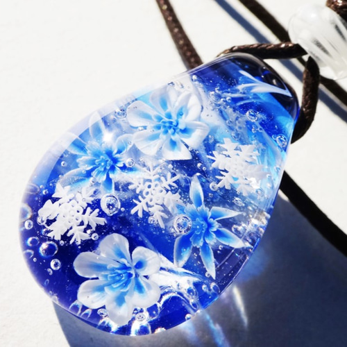 氷華～雪の結晶》 ペンダント ガラス とんぼ玉 雪の結晶 ネックレス