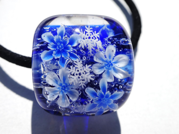 《氷華～雪の結晶》　ヘアゴム　ガラス　とんぼ玉　雪　 2枚目の画像