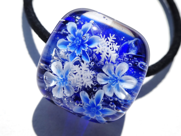 《氷華～雪の結晶》　ヘアゴム　ガラス　とんぼ玉　雪　 3枚目の画像
