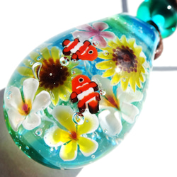 《ひまわりとカクレクマノミ》　ペンダント　ガラス　とんぼ玉　プルメリア 3枚目の画像