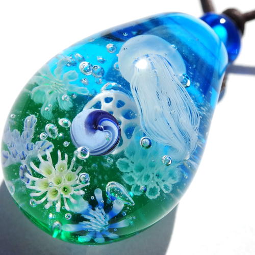 ガラス細工 ペンダント クラゲ 海 とんぼ玉 一点物 送料無料 ガラス とんぼ玉ペンダント 《クラゲ》 ネックレス・ペンダント