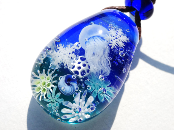 《冬のクラゲ》　ペンダント　ガラス　とんぼ玉　くらげ　雪の結晶 1枚目の画像