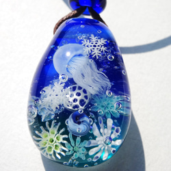 《冬のクラゲ》　ペンダント　ガラス　とんぼ玉　くらげ　雪の結晶 2枚目の画像