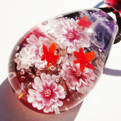 《十月桜と紅葉とうさぎ》　ペンダント　ガラス　とんぼ玉　秋　うさぎ　 3枚目の画像