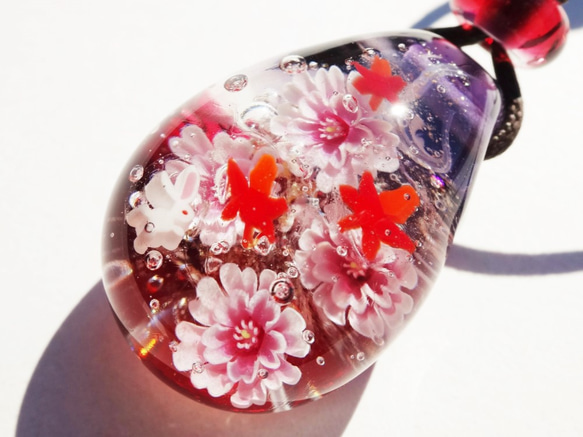 《十月桜と紅葉とうさぎ》　ペンダント　ガラス　とんぼ玉　秋　うさぎ　 3枚目の画像