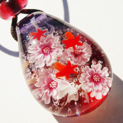 《十月桜と紅葉とうさぎ》　ペンダント　ガラス　とんぼ玉　秋　うさぎ　 1枚目の画像