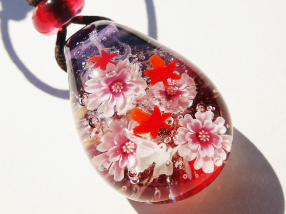 《十月桜と紅葉とうさぎ》　ペンダント　ガラス　とんぼ玉　秋　うさぎ　 1枚目の画像