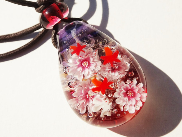 《十月桜と紅葉とうさぎ》　ペンダント　ガラス　とんぼ玉　秋　うさぎ　 4枚目の画像
