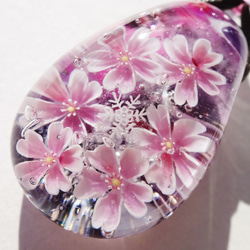 《寒桜》　ペンダント　ガラス　とんぼ玉　桜　雪の結晶　 1枚目の画像