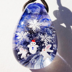 《雪遊び》　ペンダント　ガラス　とんぼ玉　　雪だるま　うさぎ　雪の結晶 2枚目の画像