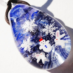 《雪遊び》　ペンダント　ガラス　とんぼ玉　　雪だるま　うさぎ　雪の結晶 3枚目の画像