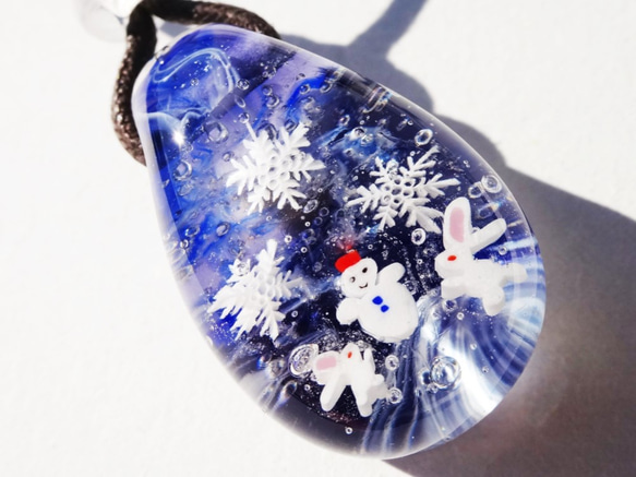 《雪遊び》　ペンダント　ガラス　とんぼ玉　　雪だるま　うさぎ　雪の結晶 3枚目の画像
