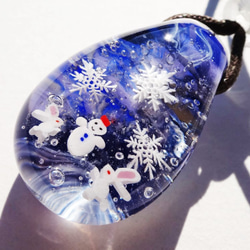《雪遊び》　ペンダント　ガラス　とんぼ玉　　雪だるま　うさぎ　雪の結晶 4枚目の画像