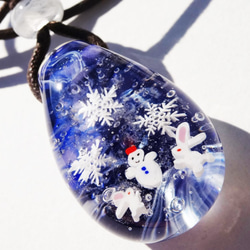 《雪遊び》　ペンダント　ガラス　とんぼ玉　　雪だるま　うさぎ　雪の結晶 5枚目の画像