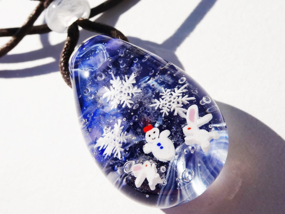 《雪遊び》　ペンダント　ガラス　とんぼ玉　　雪だるま　うさぎ　雪の結晶 5枚目の画像