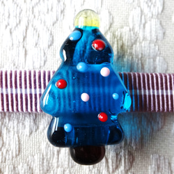 《クリスマスツリー》　帯留め　ガラス　とんぼ玉　クリスマス　ブルー 1枚目の画像
