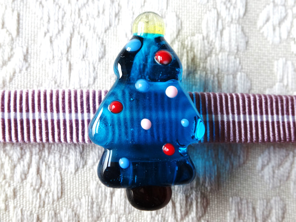 《クリスマスツリー》　帯留め　ガラス　とんぼ玉　クリスマス　ブルー 1枚目の画像