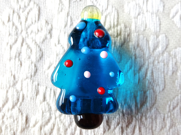 《クリスマスツリー》　帯留め　ガラス　とんぼ玉　クリスマス　ブルー 2枚目の画像