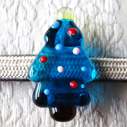 《クリスマスツリー》　帯留め　ガラス　とんぼ玉　クリスマス　ブルー 3枚目の画像